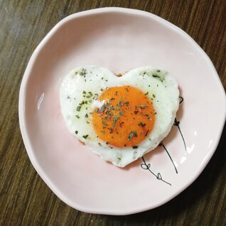 トッピングに！ハートの目玉焼き